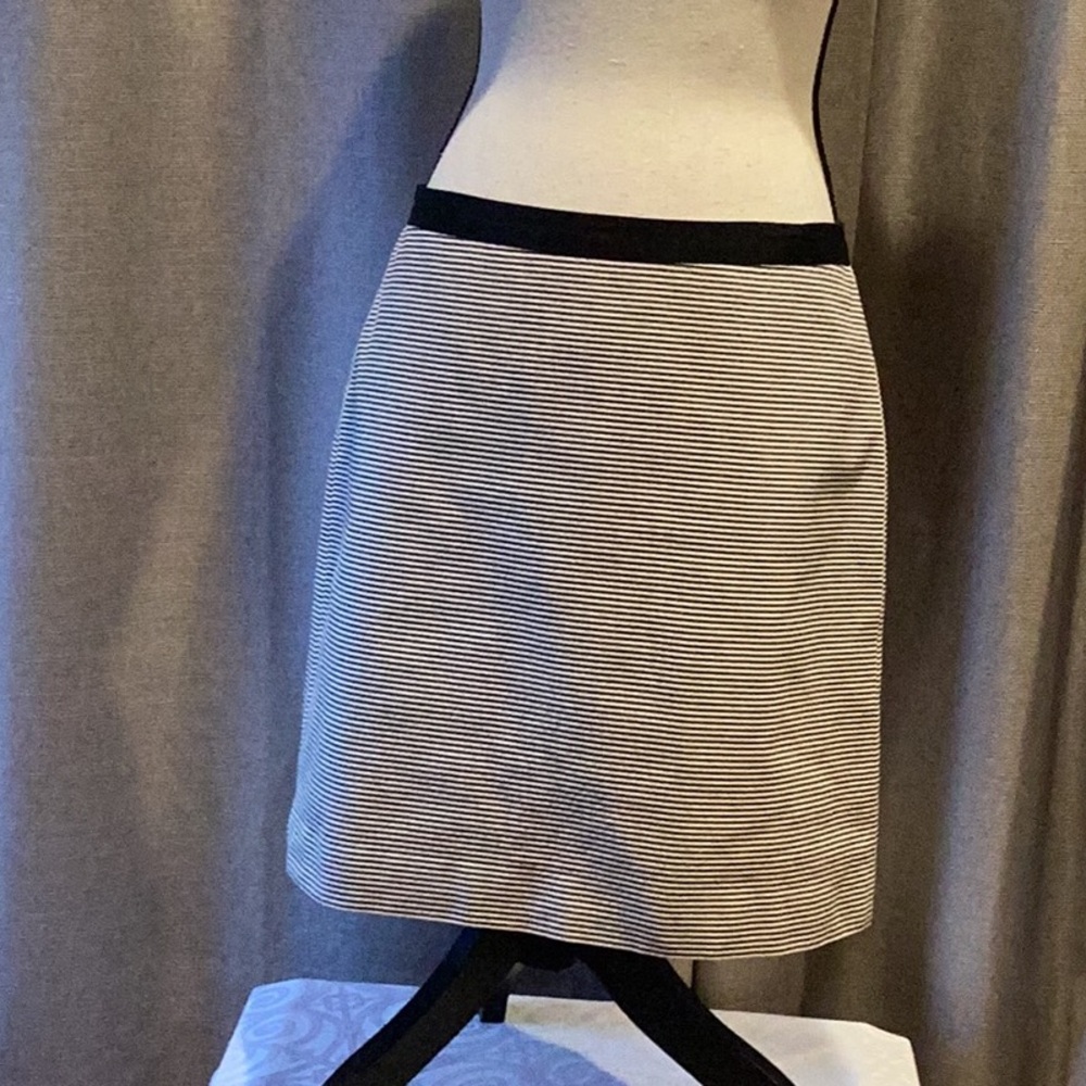 LOFT Seersucker Skirt Suit, blazer size 8, skirt size 6. - Picture 5 of 7